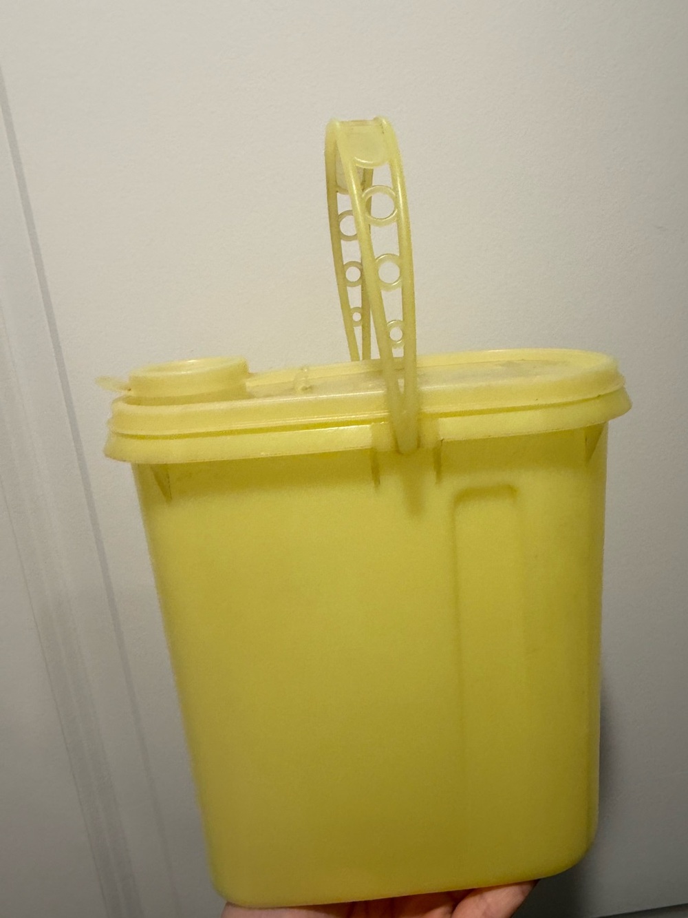 Vintage Tupperware 2qt Beverage Pitcher